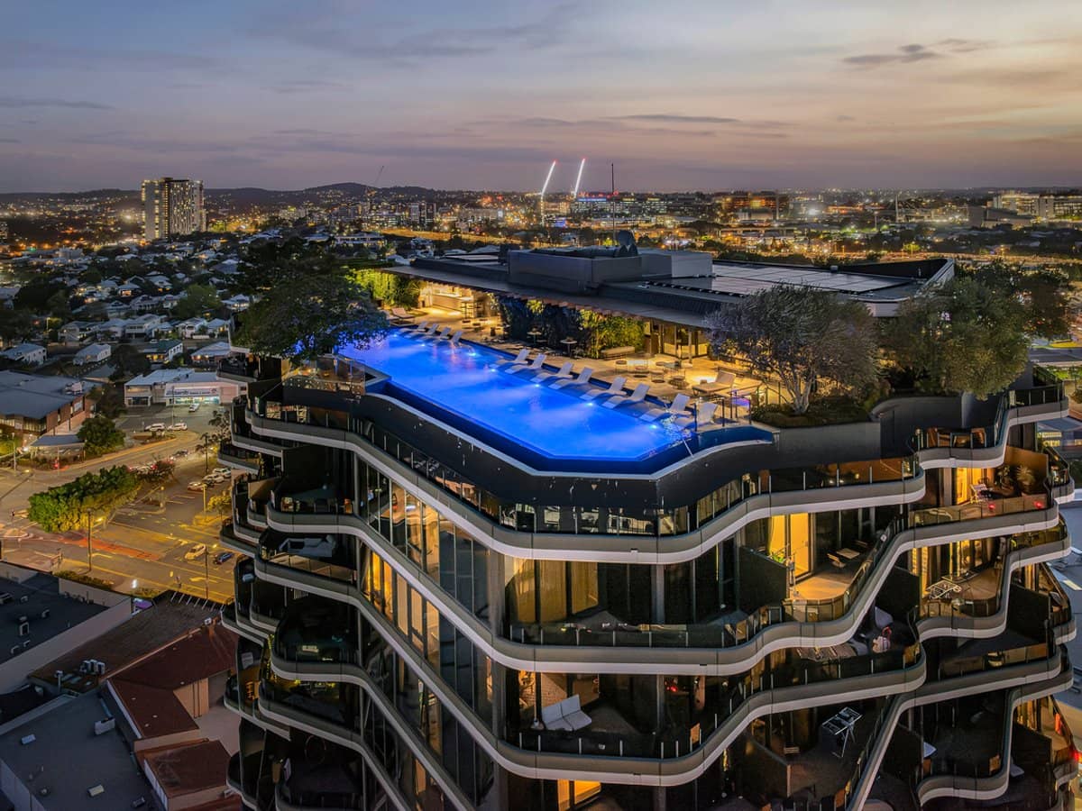 62 Logan Road, WOOLLOONGABBA - Thumbnail 1