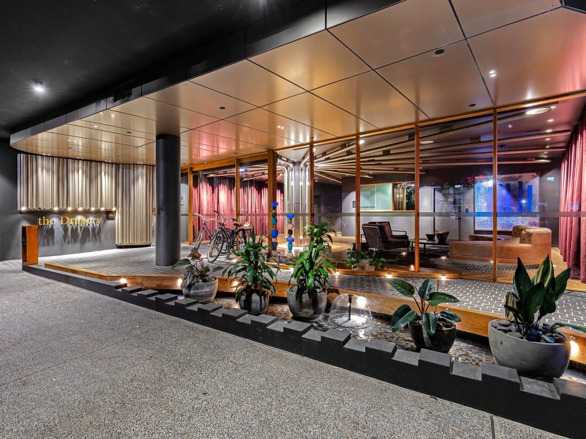 62 Logan Road, WOOLLOONGABBA - Thumbnail 2