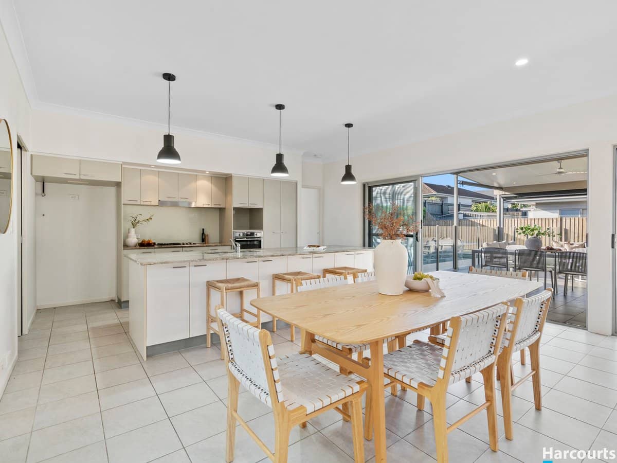 16 Watervale Parade, WAKERLEY - Thumbnail 3