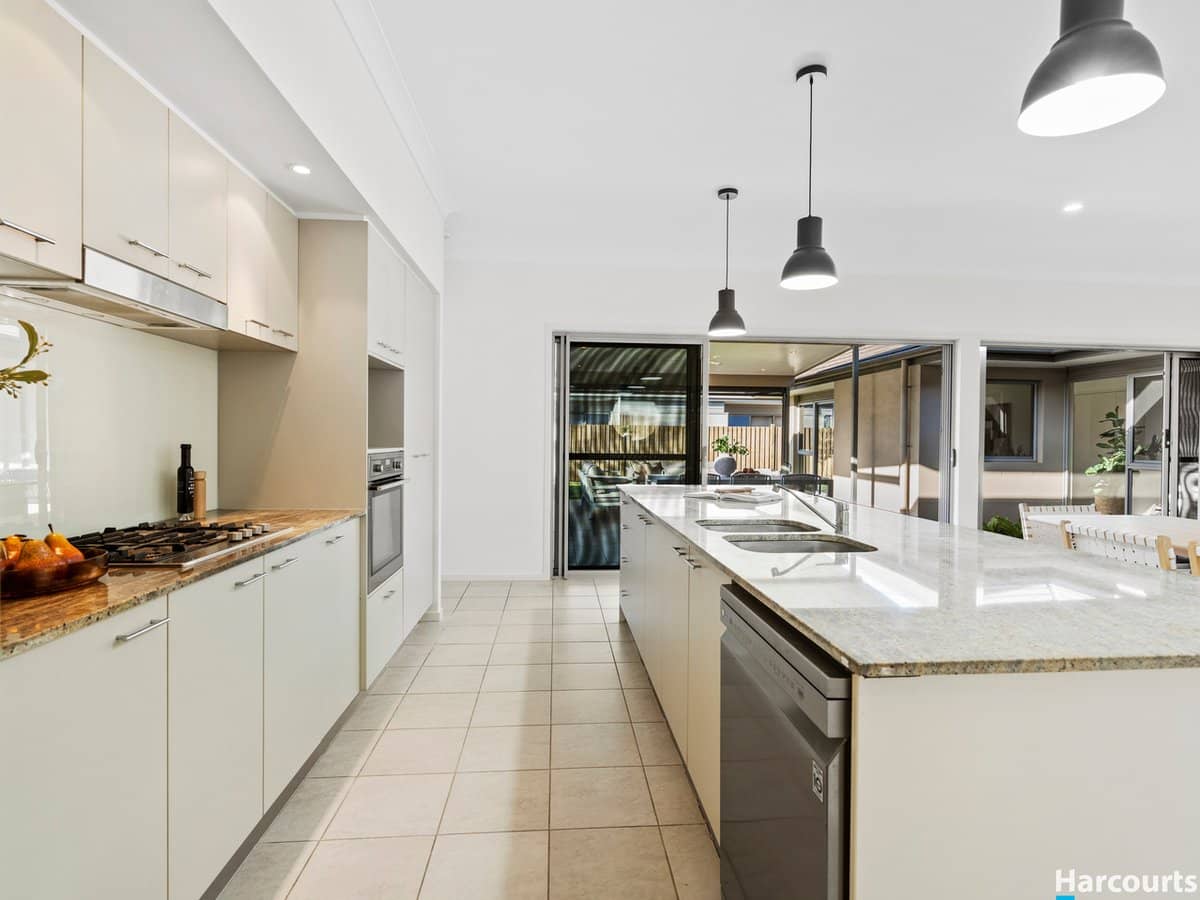 16 Watervale Parade, WAKERLEY - Thumbnail 4