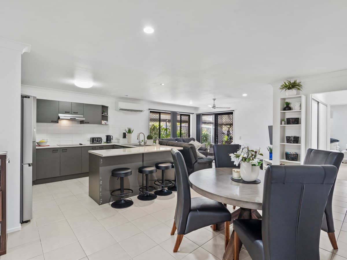 27 Weir Close, BERRINBA - Thumbnail 1