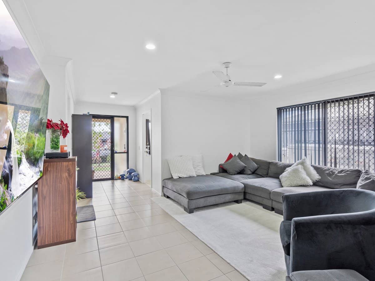 27 Weir Close, BERRINBA - Thumbnail 2