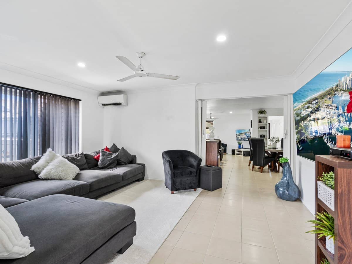 27 Weir Close, BERRINBA - Thumbnail 3