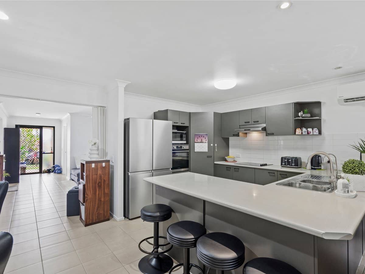 27 Weir Close, BERRINBA - Thumbnail 4