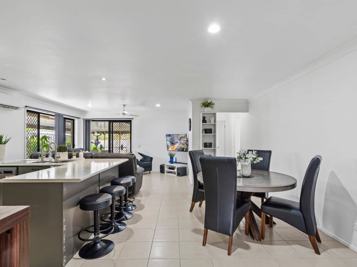 27 Weir Close, BERRINBA - Thumbnail 5