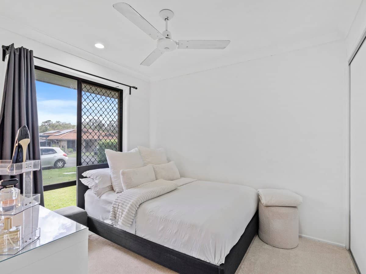 27 Weir Close, BERRINBA - Thumbnail 11