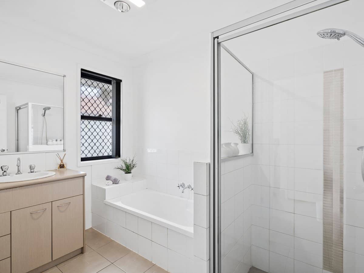 27 Weir Close, BERRINBA - Thumbnail 14