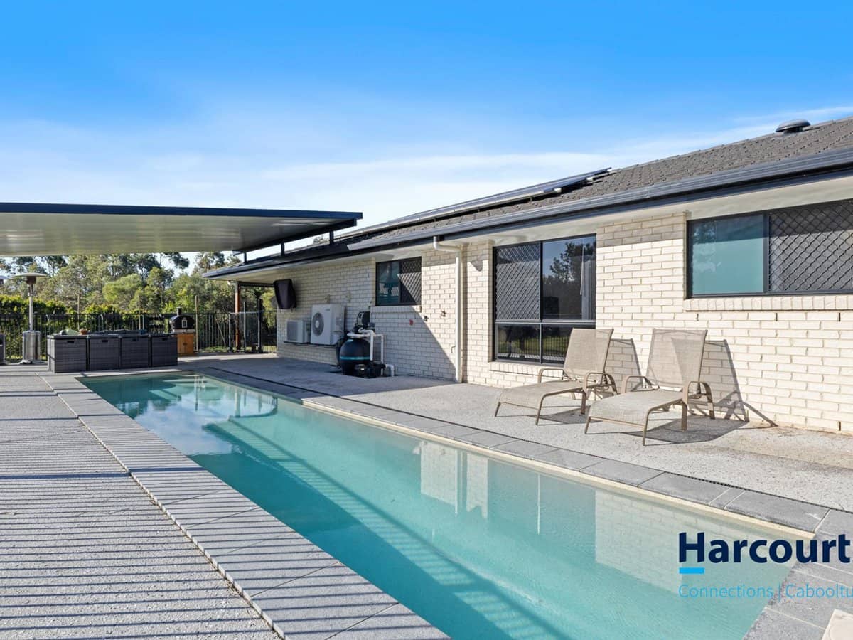 1 Farrow Close, WOODFORD - Thumbnail 1