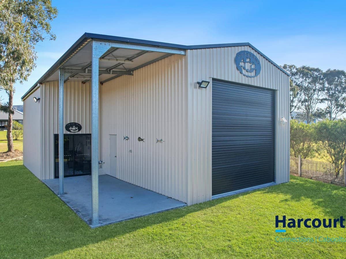 1 Farrow Close, WOODFORD - Thumbnail 2