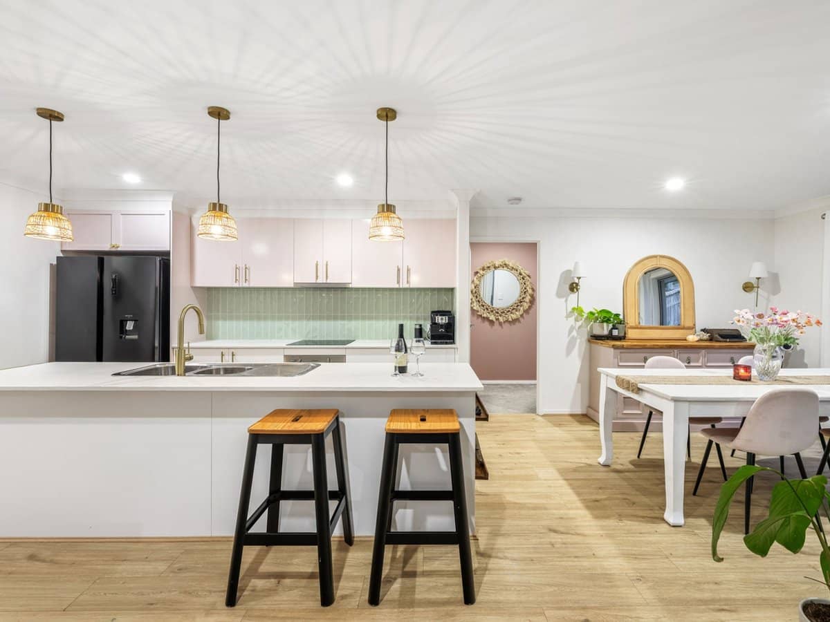 10 Meander Court, ORMEAU HILLS - Thumbnail 1