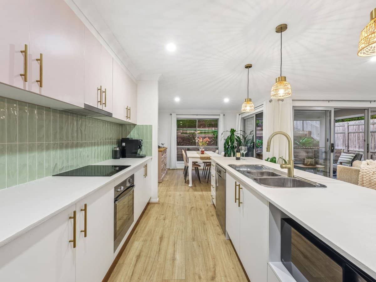 10 Meander Court, ORMEAU HILLS - Thumbnail 2