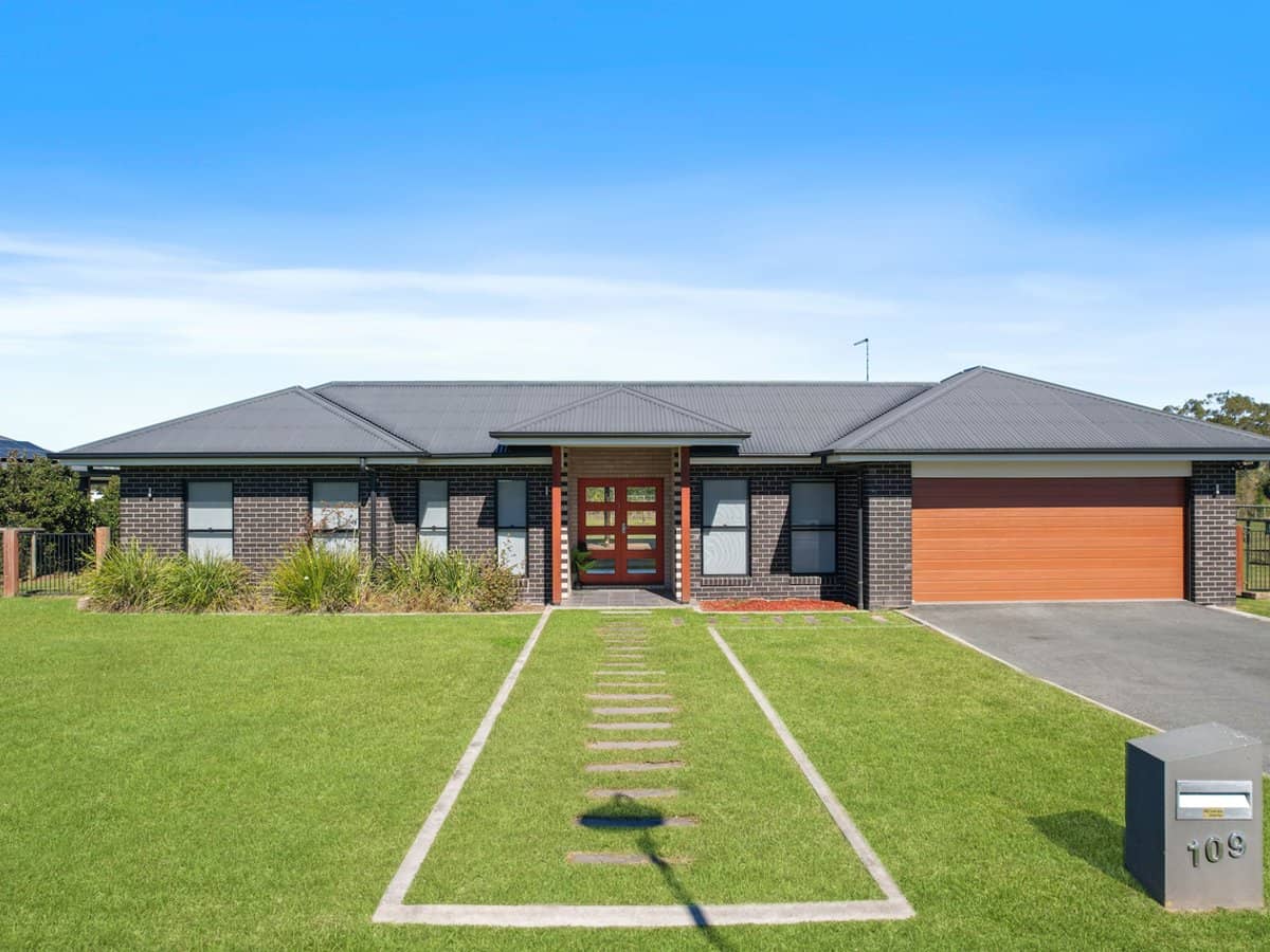 109 Elena Court, ELIMBAH - Thumbnail 1