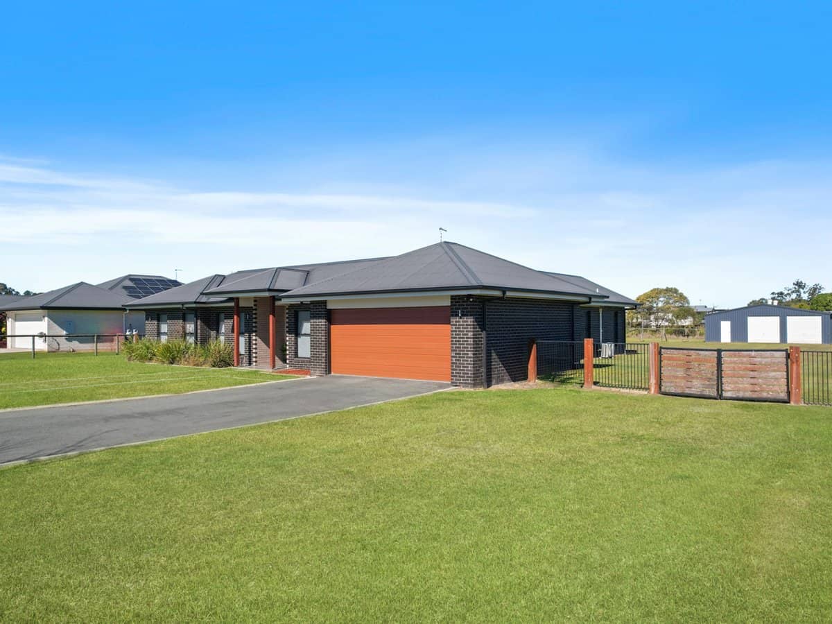 109 Elena Court, ELIMBAH - Thumbnail 2