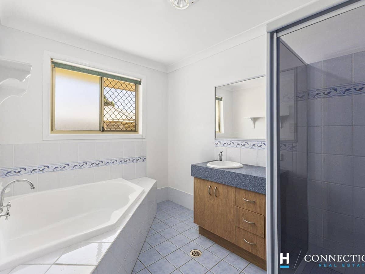 15-17 Wimbledon Drive, MORAYFIELD - Thumbnail 11