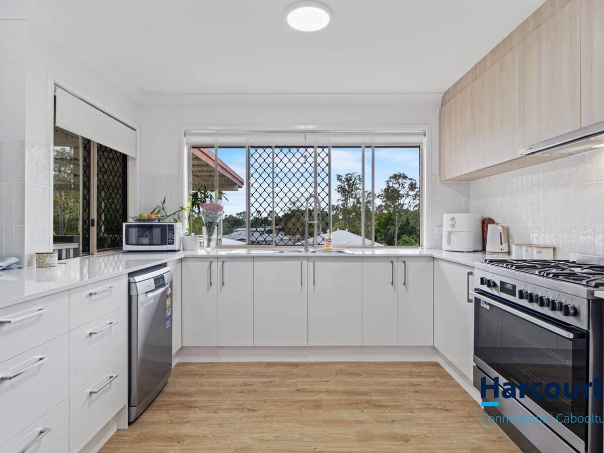 82 Madeline Drive, MORAYFIELD - Thumbnail 5