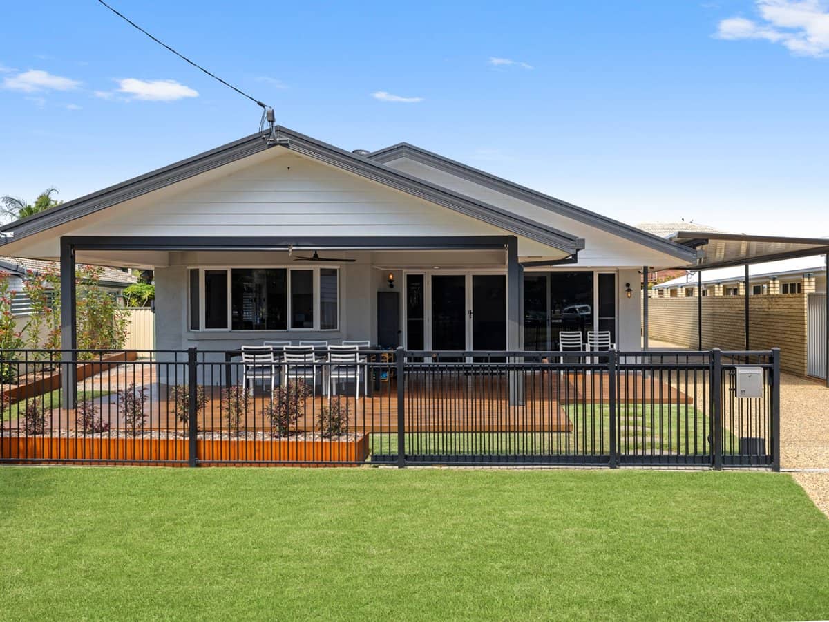 11 Endeavour Esplanade, NEWPORT - Thumbnail 2