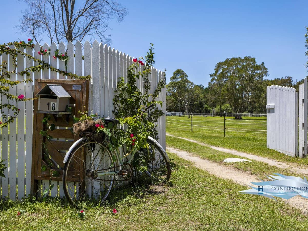 18 Murray Court, BEACHMERE - Thumbnail 1