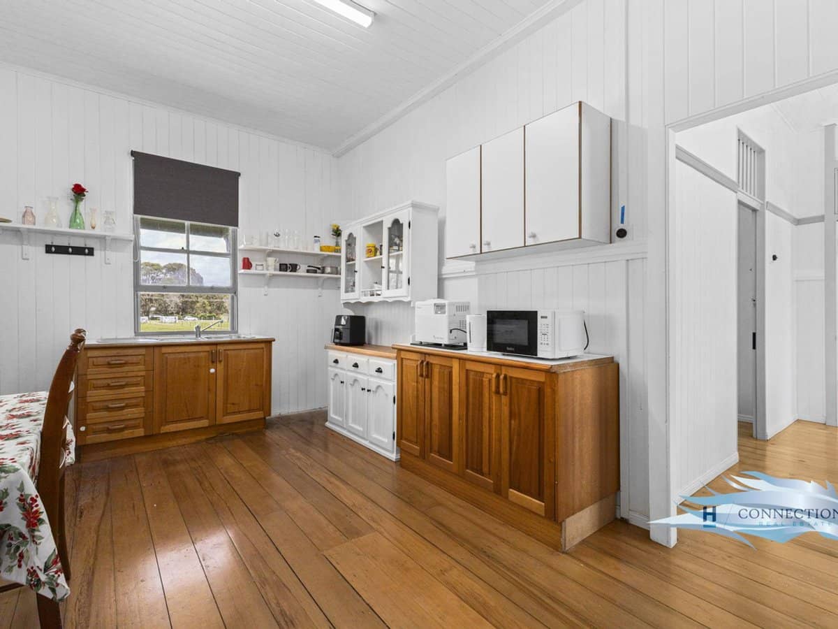 18 Murray Court, BEACHMERE - Thumbnail 16