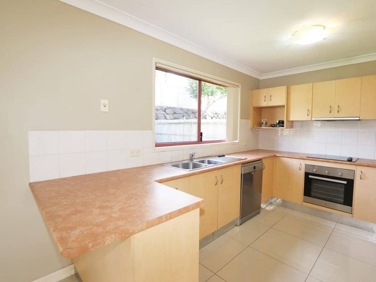 22 Clear River Boulevard, ASHMORE - Thumbnail 2