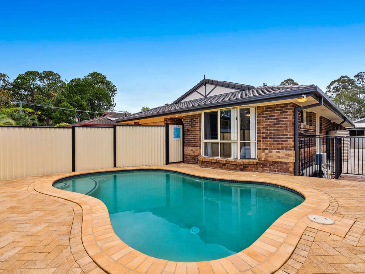 27 Elizabeth Street, CURRUMBIN WATERS - Thumbnail 4