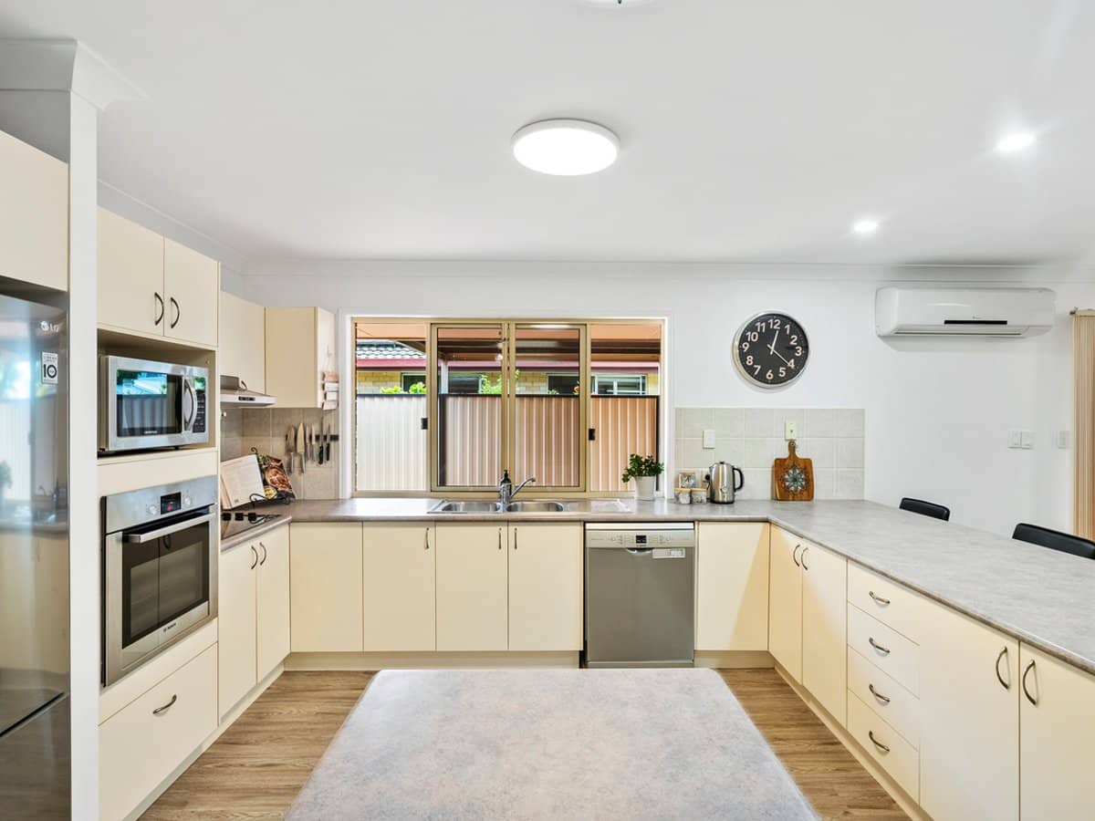 27 Elizabeth Street, CURRUMBIN WATERS - Thumbnail 6