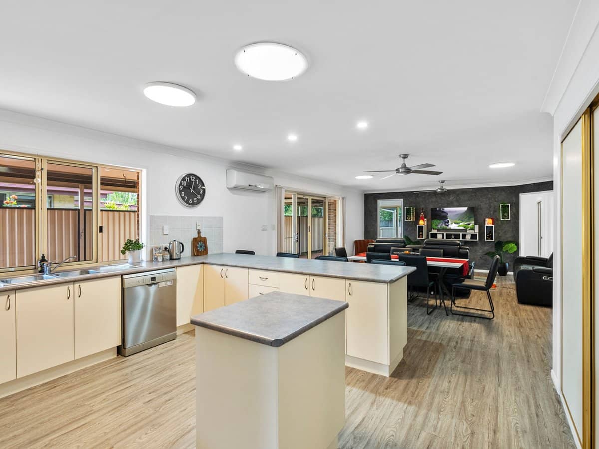 27 Elizabeth Street, CURRUMBIN WATERS - Thumbnail 7