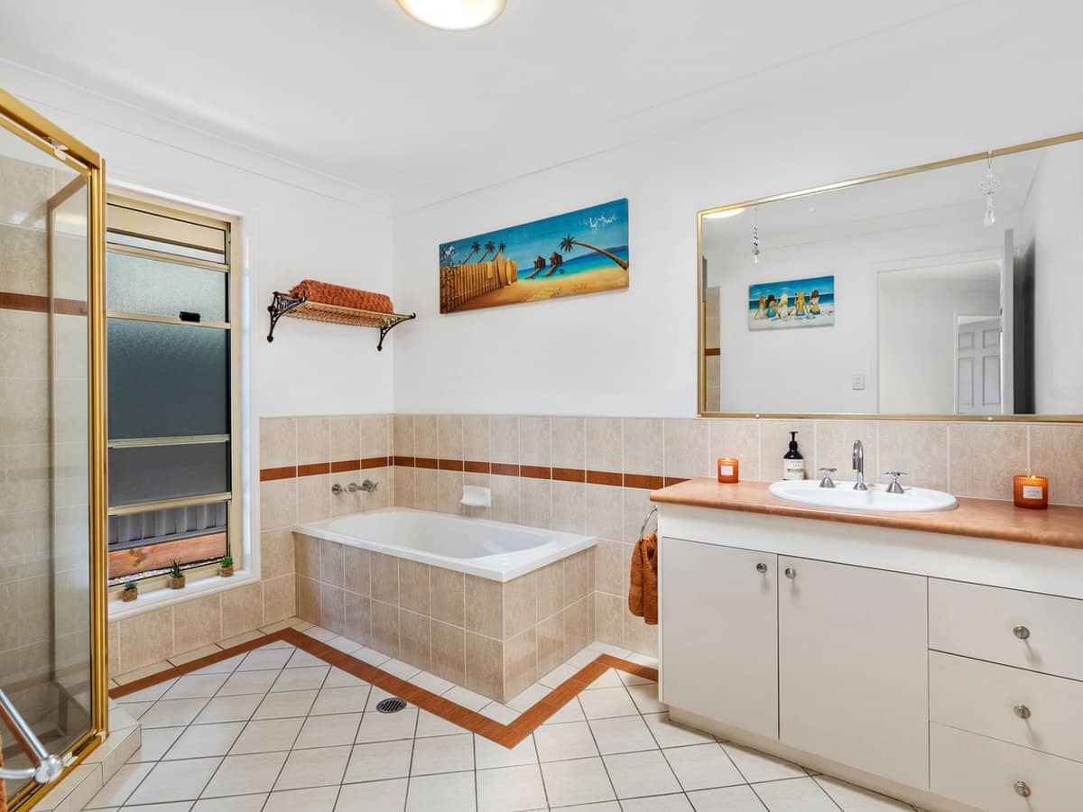 27 Elizabeth Street, CURRUMBIN WATERS - Thumbnail 19