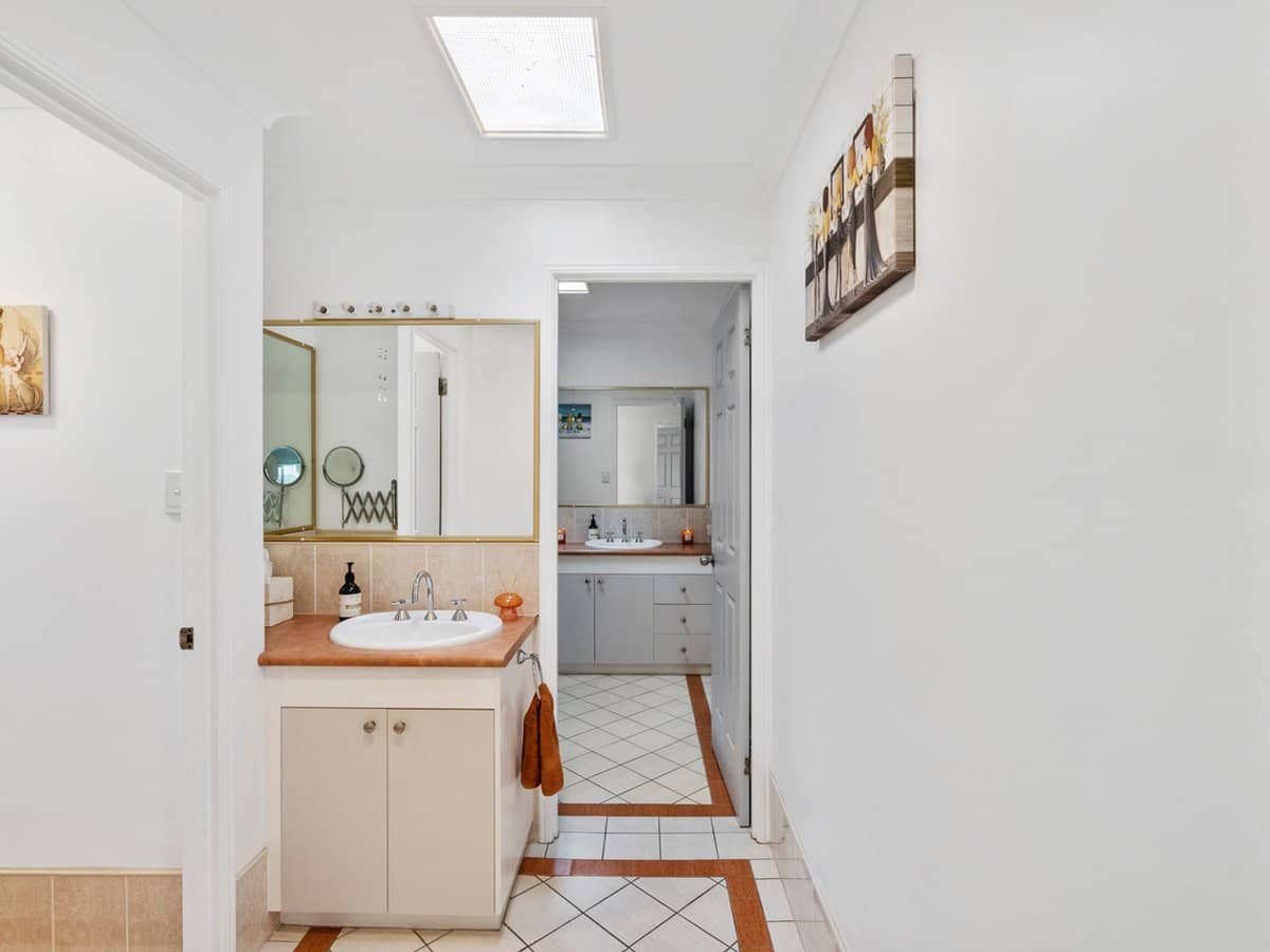 27 Elizabeth Street, CURRUMBIN WATERS - Thumbnail 20