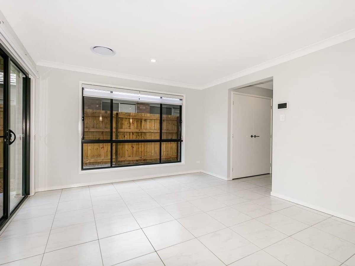 7 Fleming Street, LOGAN RESERVE - Thumbnail 3