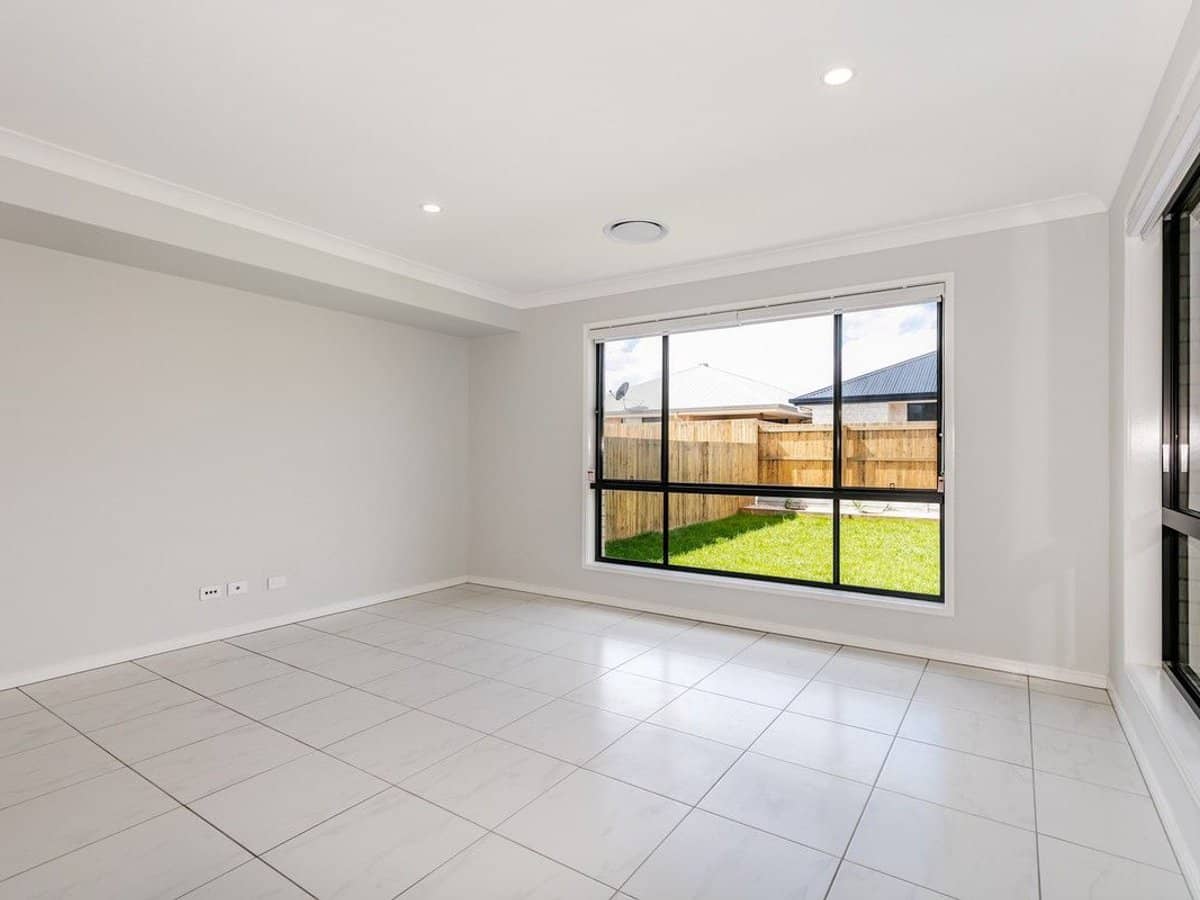 7 Fleming Street, LOGAN RESERVE - Thumbnail 4