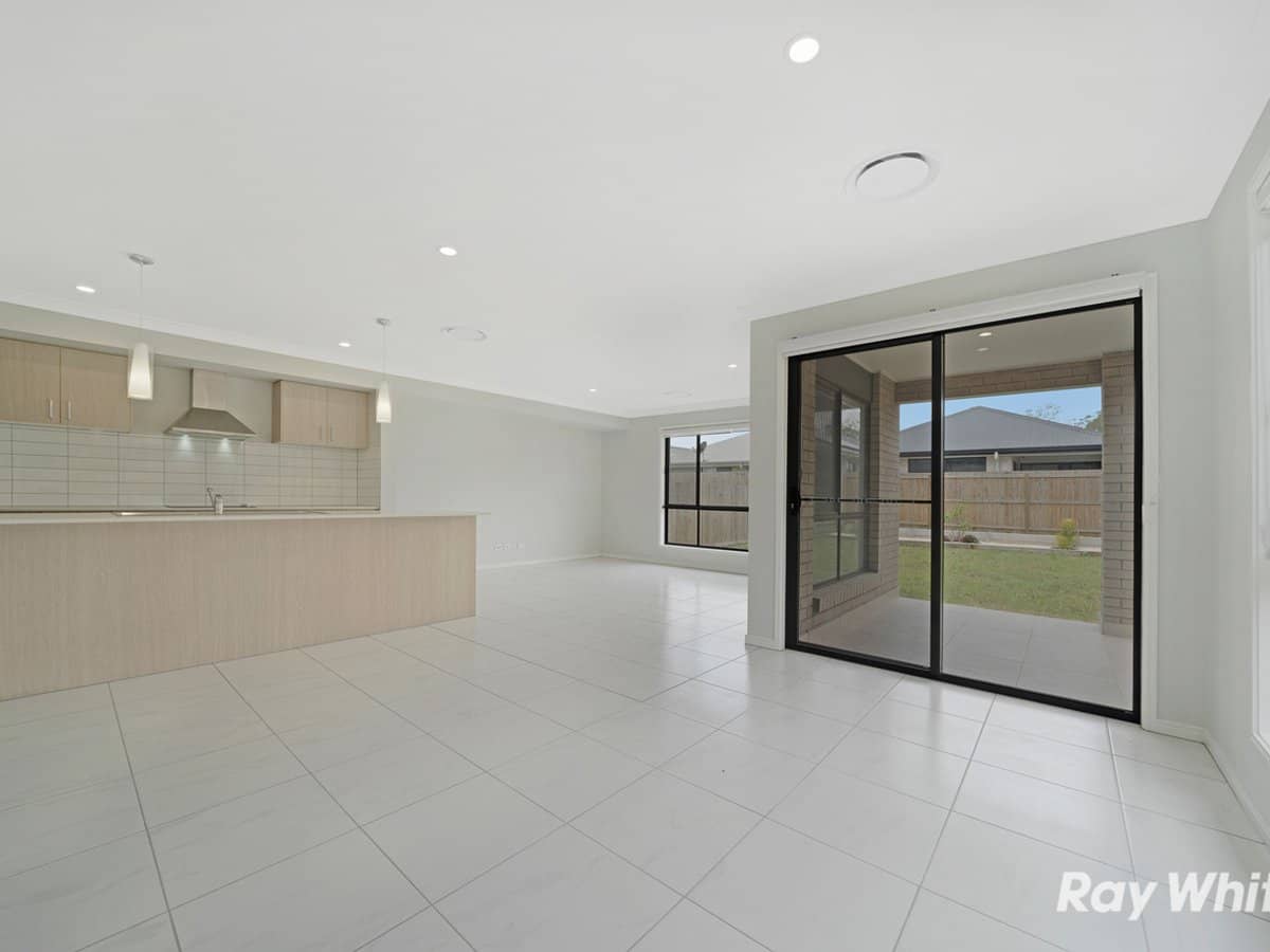 7 Fleming Street, LOGAN RESERVE - Thumbnail 5