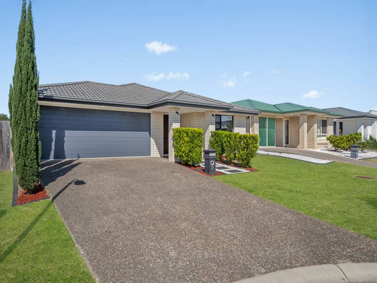 21 Bluestone Drive, LOGAN RESERVE - Thumbnail 2