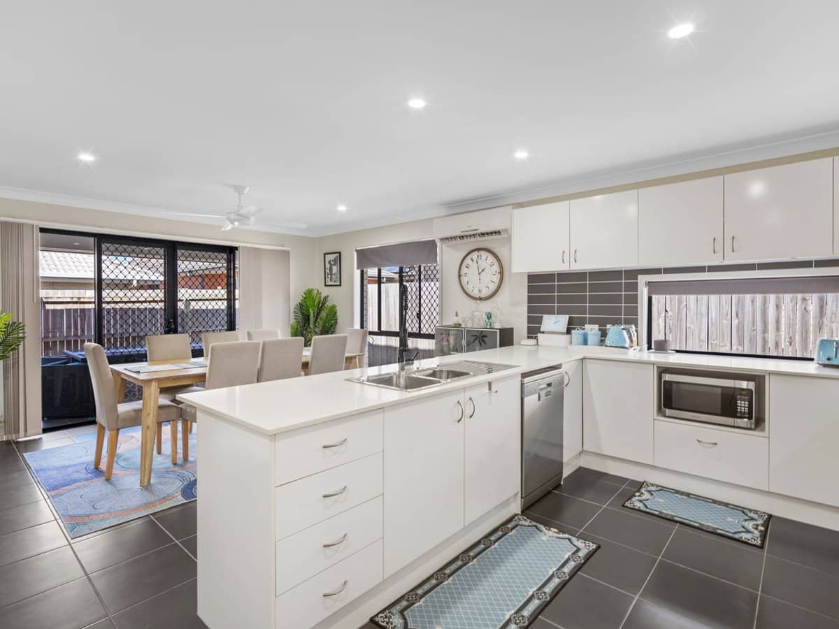 21 Bluestone Drive, LOGAN RESERVE - Thumbnail 3