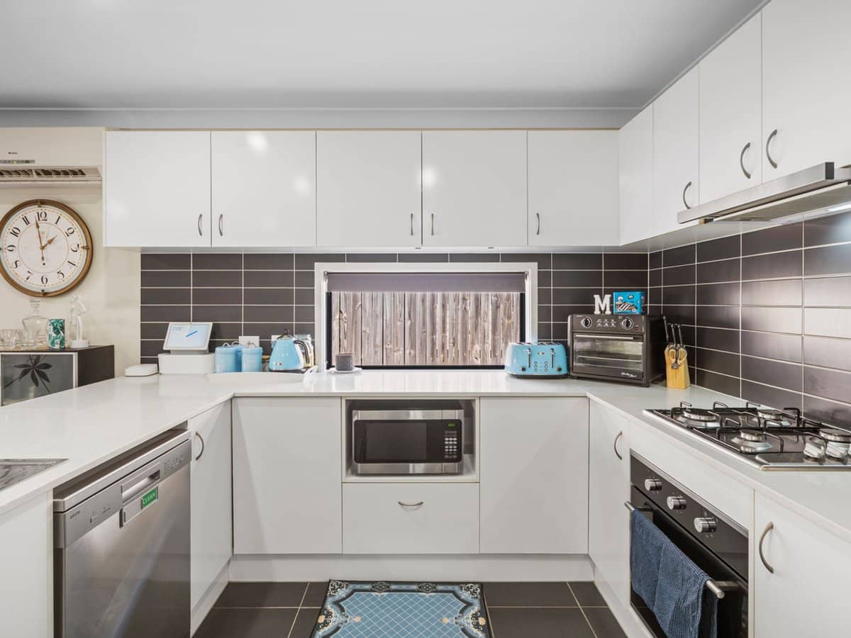 21 Bluestone Drive, LOGAN RESERVE - Thumbnail 4