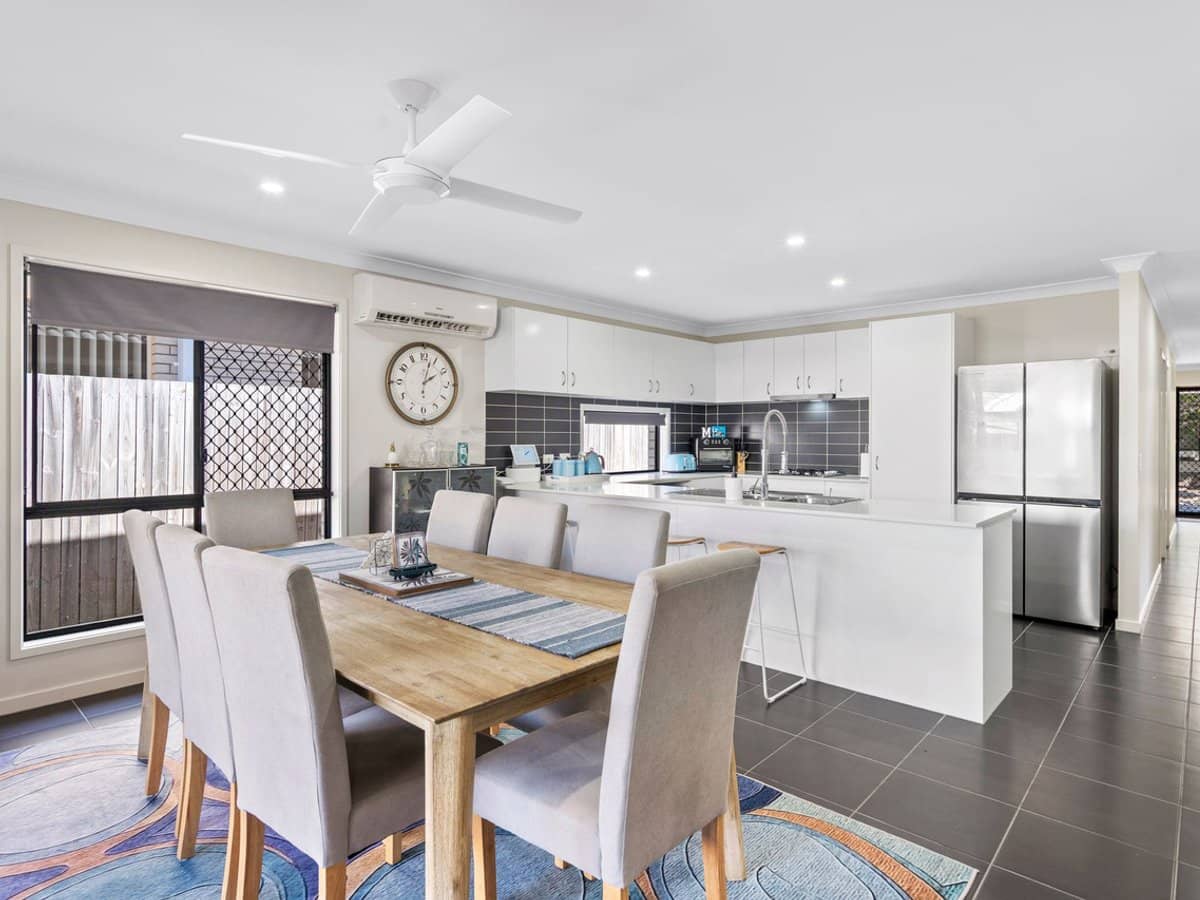 21 Bluestone Drive, LOGAN RESERVE - Thumbnail 5