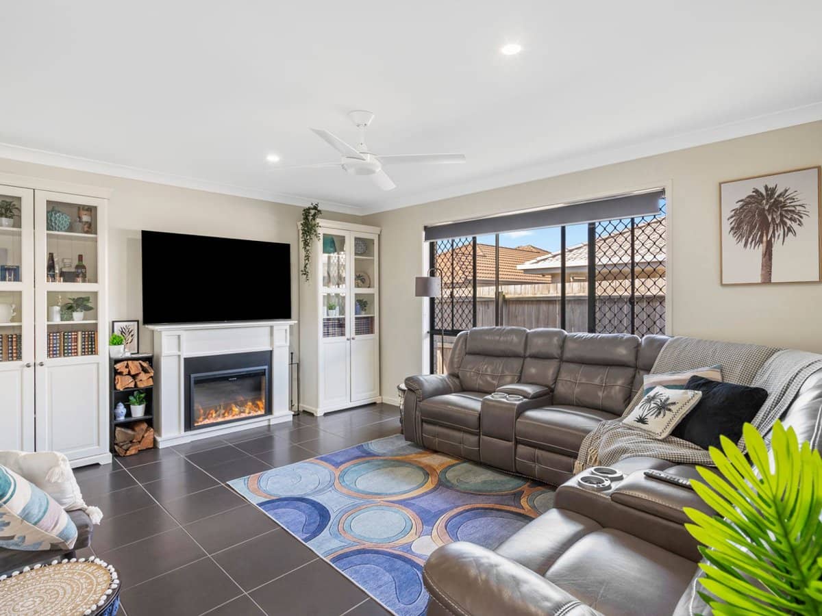 21 Bluestone Drive, LOGAN RESERVE - Thumbnail 8