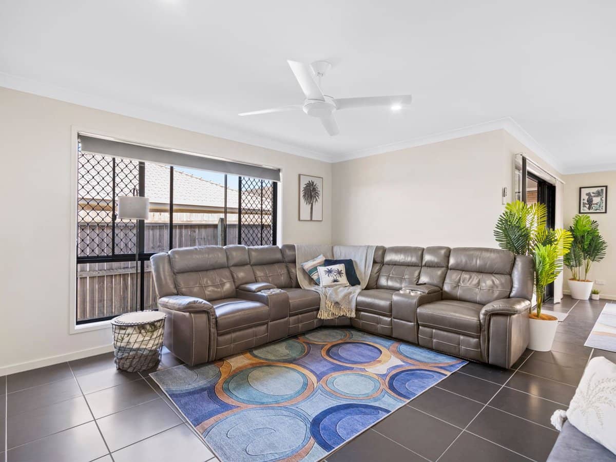 21 Bluestone Drive, LOGAN RESERVE - Thumbnail 9