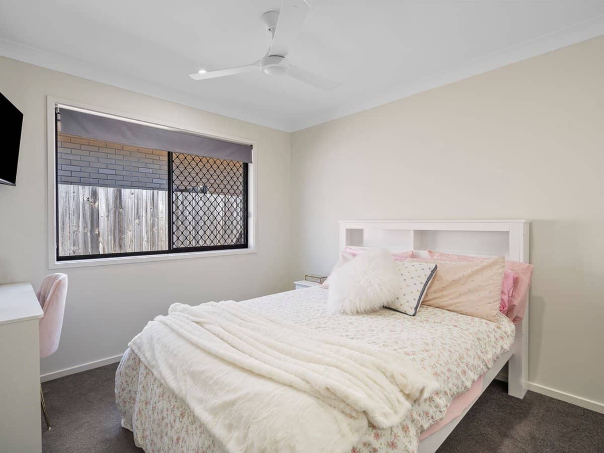 21 Bluestone Drive, LOGAN RESERVE - Thumbnail 13