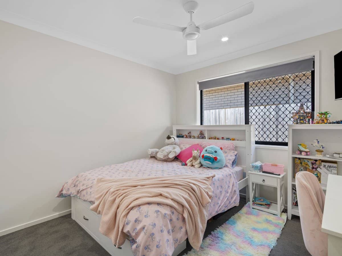 21 Bluestone Drive, LOGAN RESERVE - Thumbnail 14