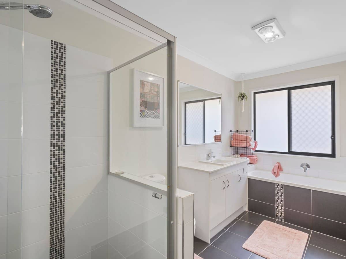 21 Bluestone Drive, LOGAN RESERVE - Thumbnail 15