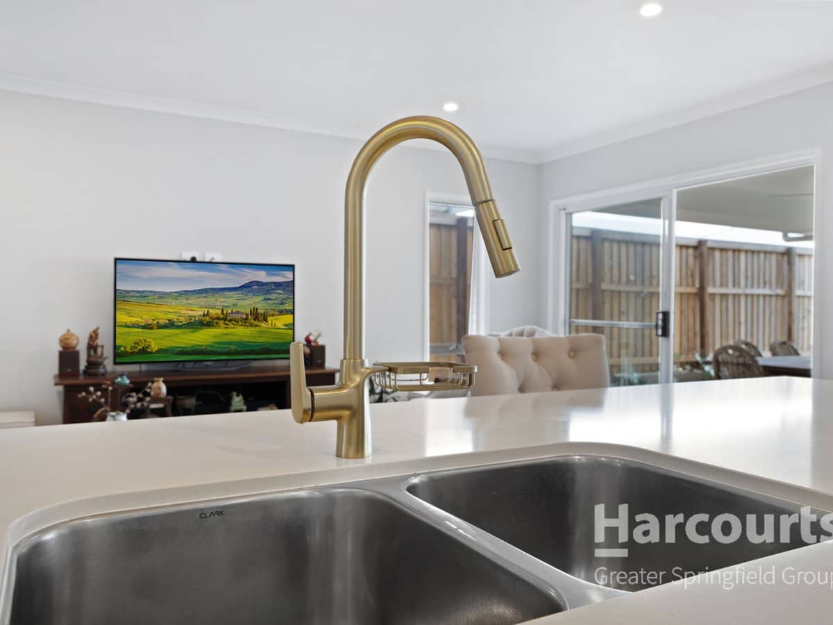 16 Desert Road, GREENBANK - Thumbnail 7