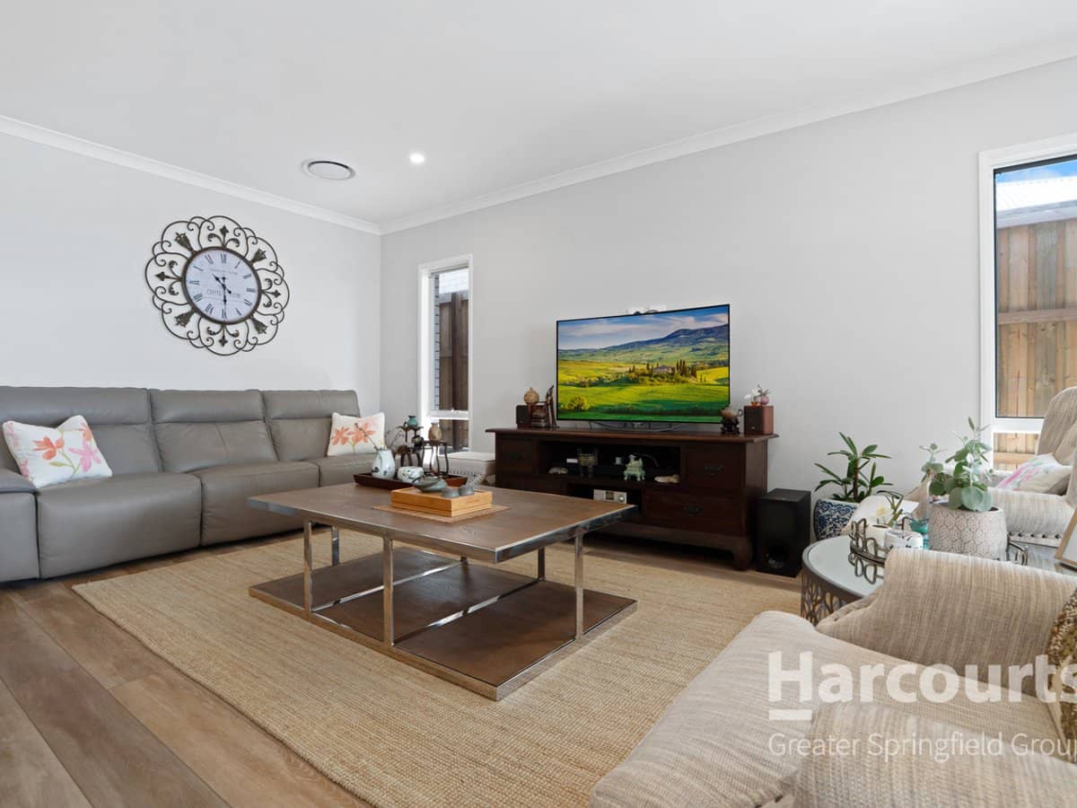 16 Desert Road, GREENBANK - Thumbnail 12