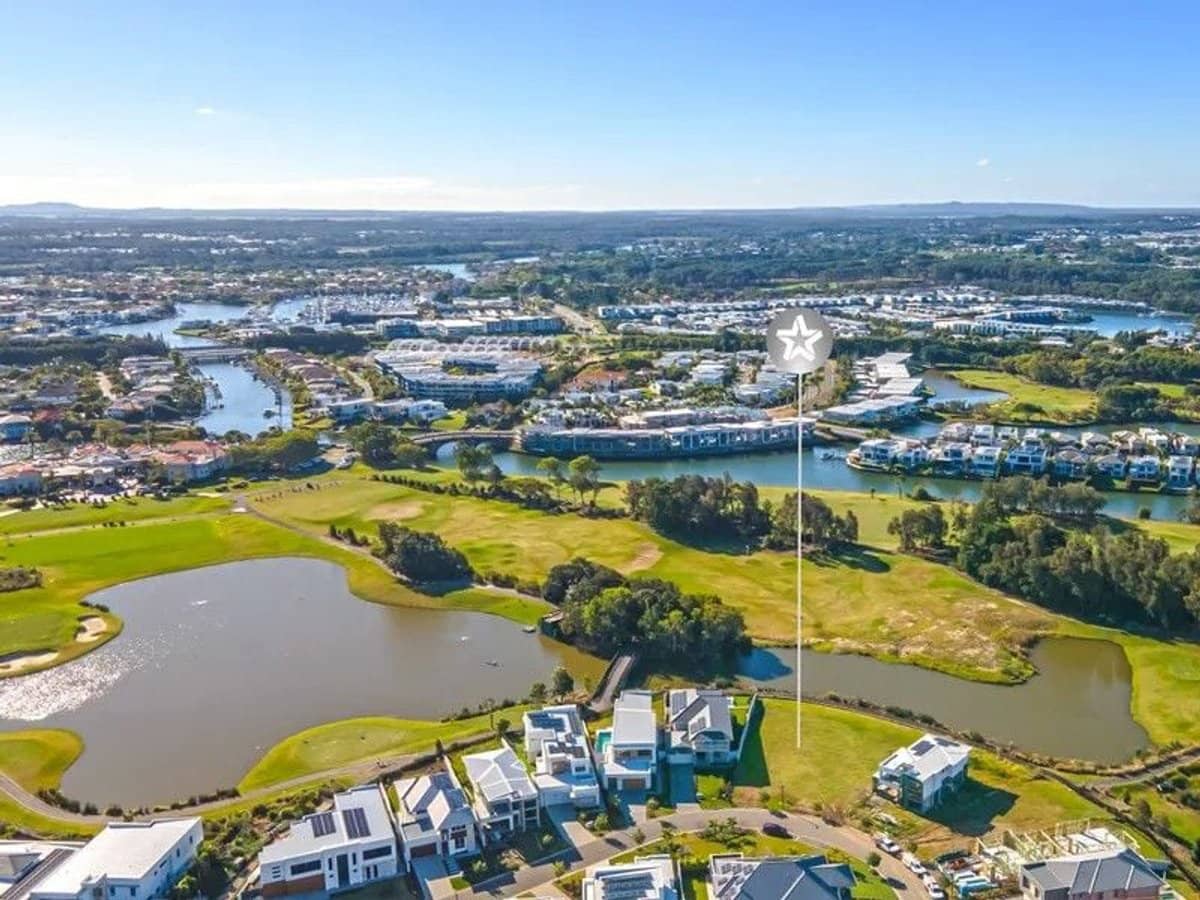 9207 Peter Senior Drive, Hope Island - Thumbnail 1