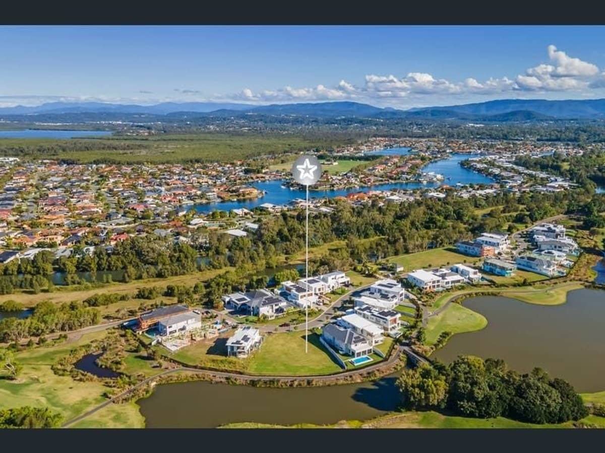 9207 Peter Senior Drive, Hope Island - Thumbnail 3