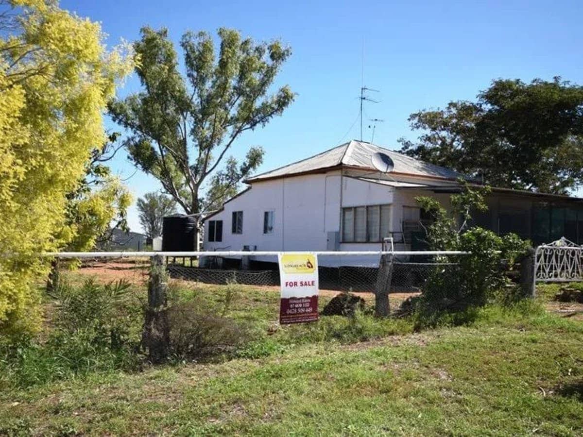 30-32 Flinders Street, Ilfracombe - Thumbnail 1