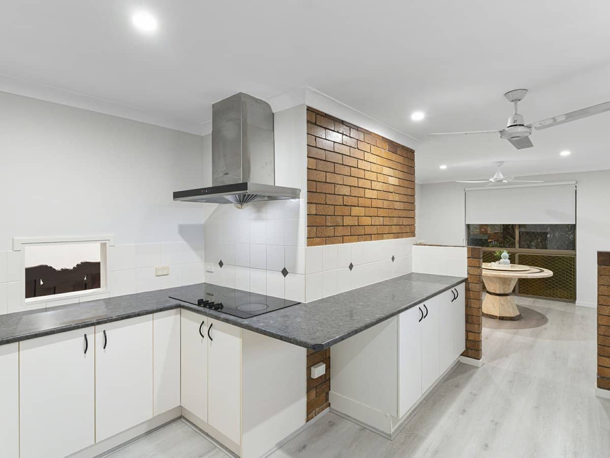 27 Westgate Avenue, SPRINGWOOD - Thumbnail 1