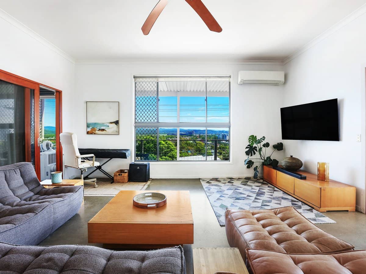 28 Rutledge Street, COOLANGATTA - Thumbnail 2