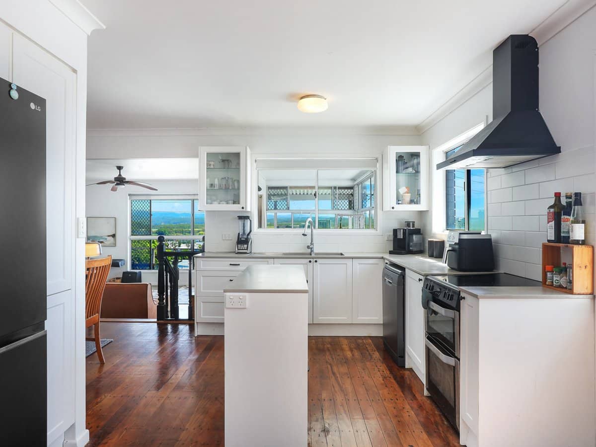 28 Rutledge Street, COOLANGATTA - Thumbnail 3