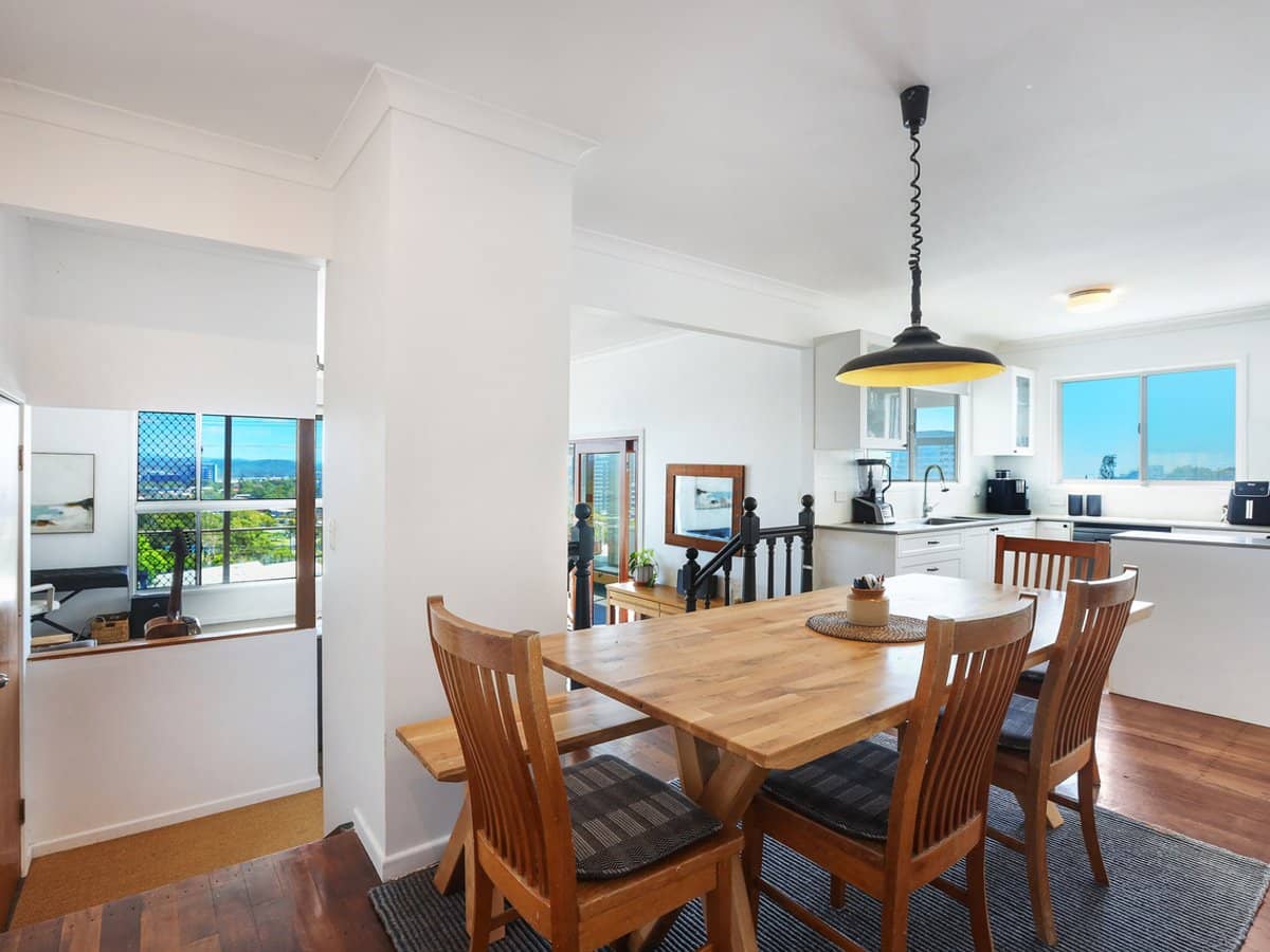 28 Rutledge Street, COOLANGATTA - Thumbnail 4