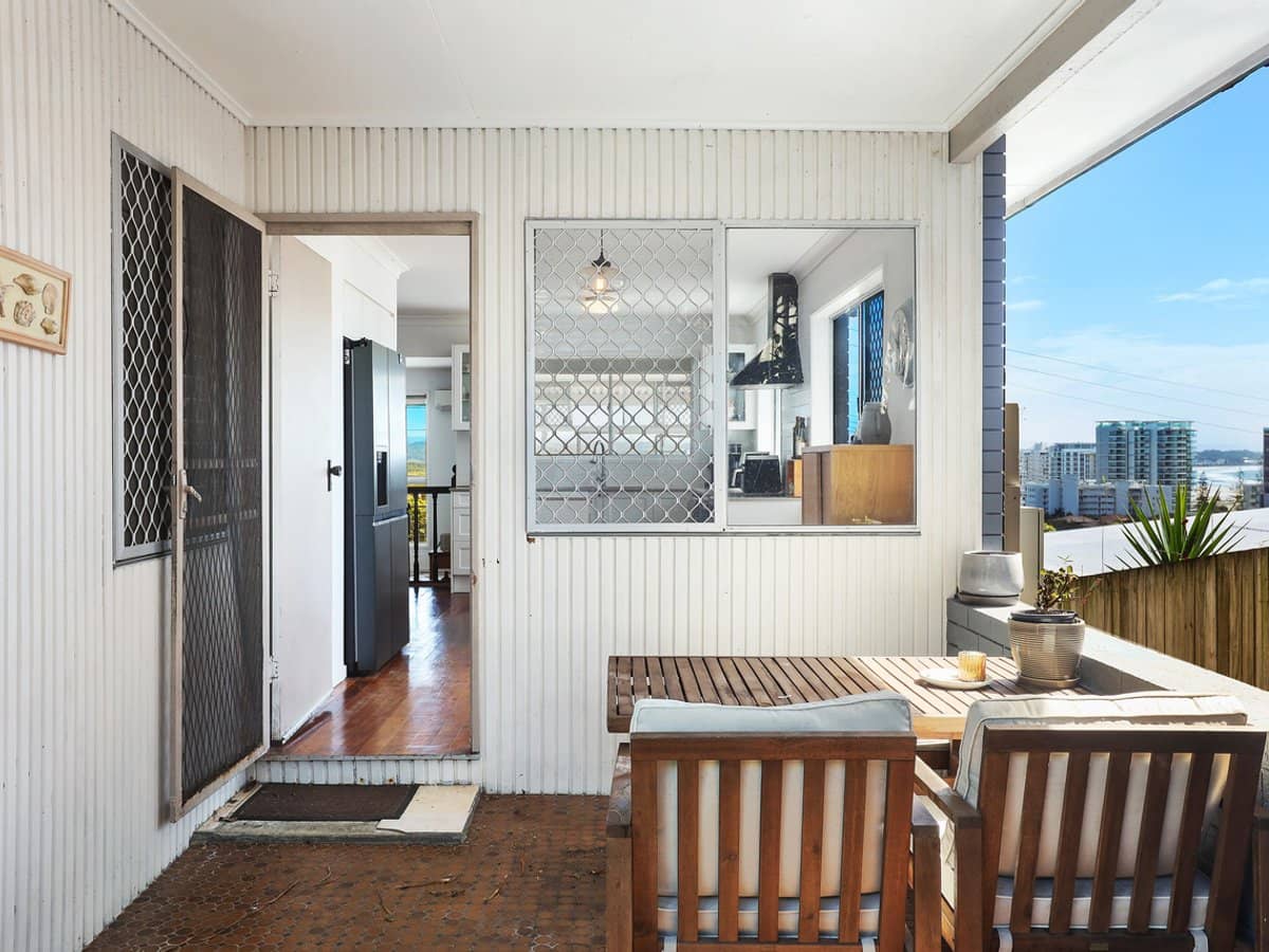 28 Rutledge Street, COOLANGATTA - Thumbnail 6